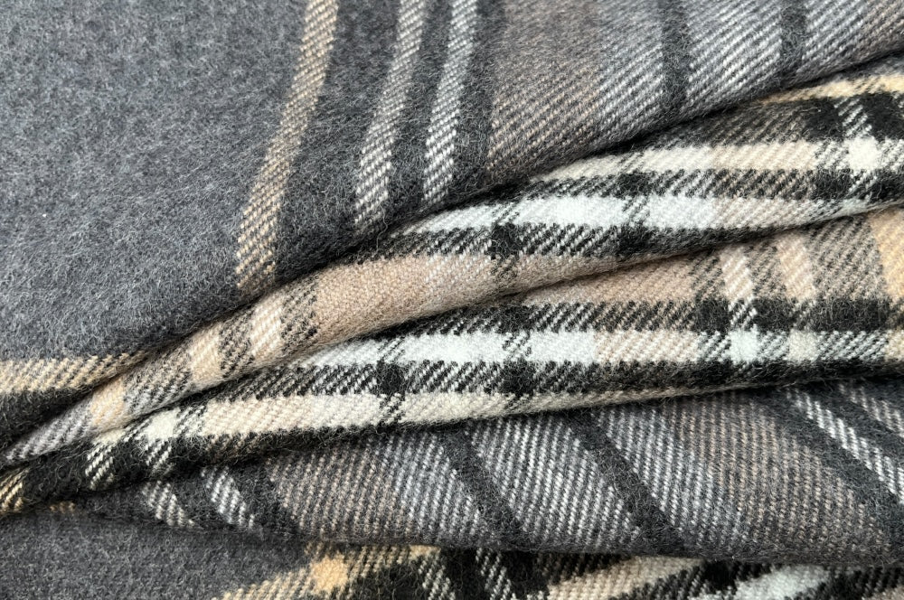 Herrenschal aus 100% Schurwolle mit klassischem Karodesign in Anthrazit, Grau, Weiß, Beige  und Schwarz, in flaten gelegt