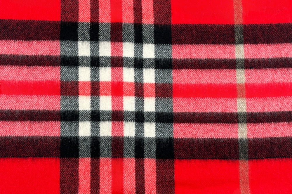 Herrenschal aus feinstem Kaschmir mit auffälligem Karomuster in Rot, Schwarz, Weiß und Beige. detailansicht Karomuster