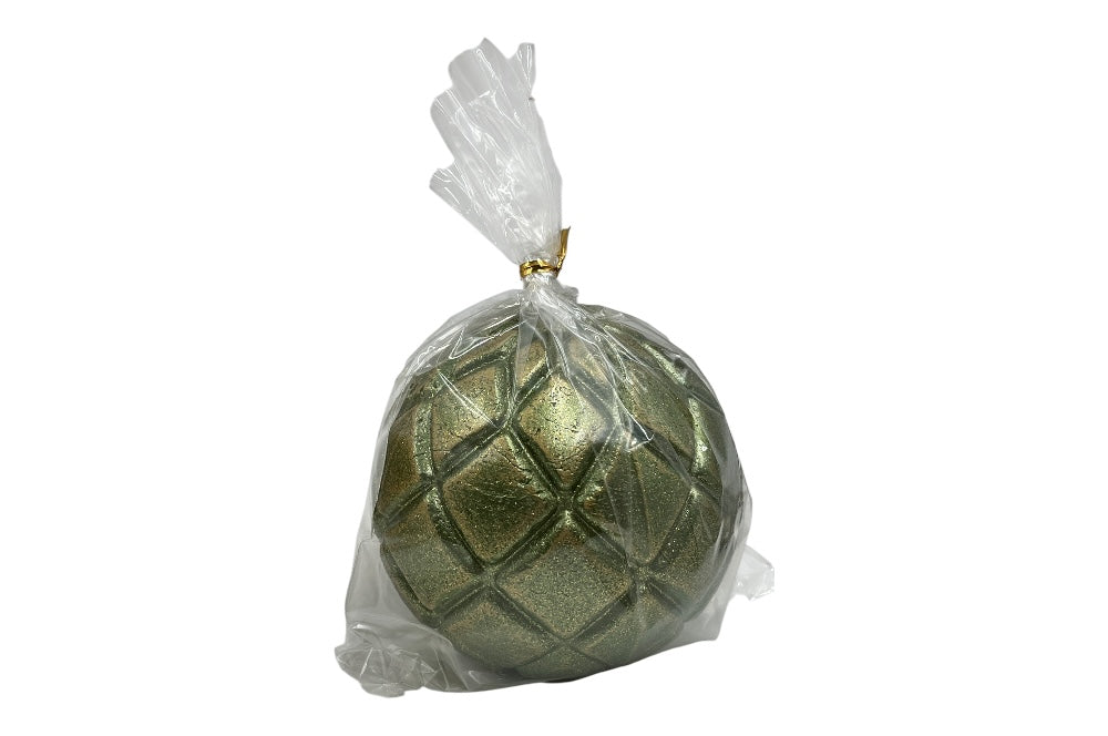 Kugelkerze mit Quilt-Struktur in Grün und Gold  in Zellophanverpackung