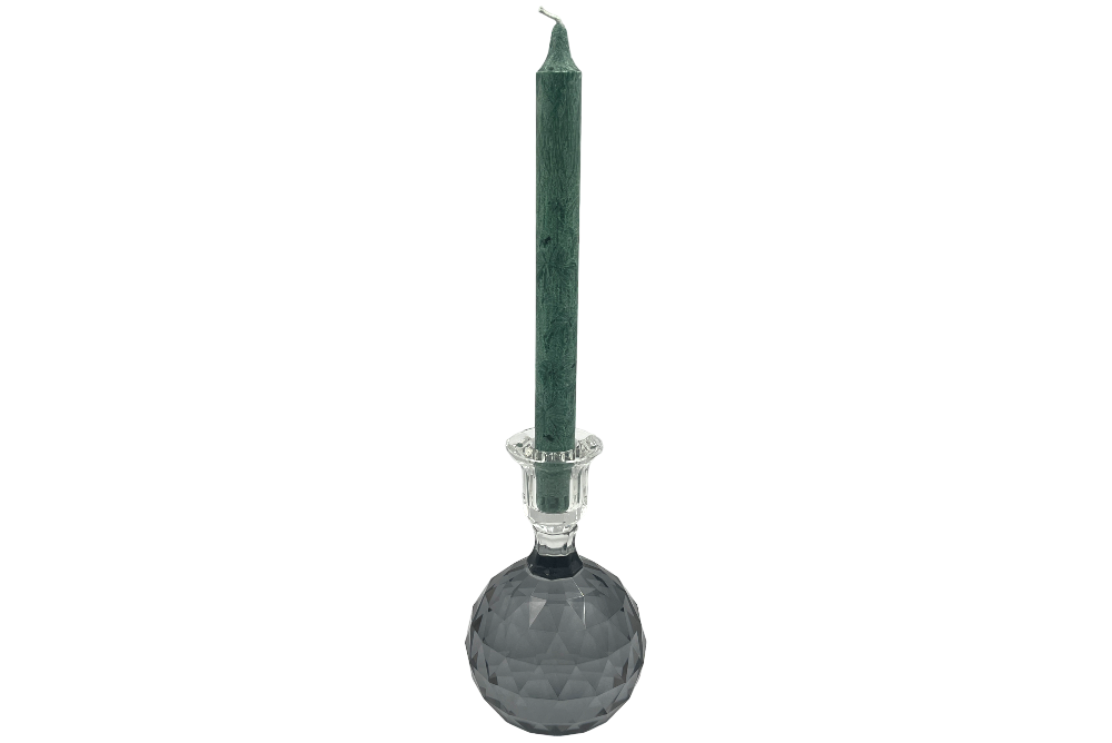 kerzenhalter aus geschliffenen glas in grau mit grüner kerze
