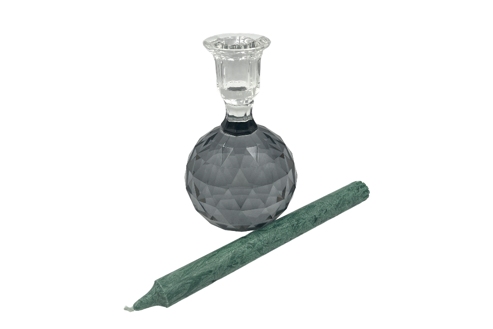 kerzenhalter aus geschliffenen glas in grau mit liegender kerze