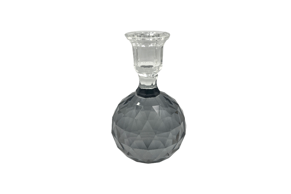 kerzenhalter aus geschliffenen glas in grau von der seite