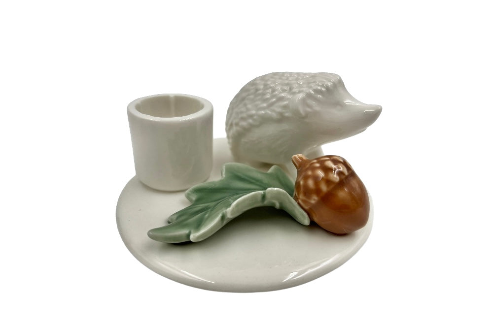 Kerzenhalter mit einen weißem Igel, einer farbigen Eichel und grünem Eichenblatt, ohne Kerze, Ansicht von links