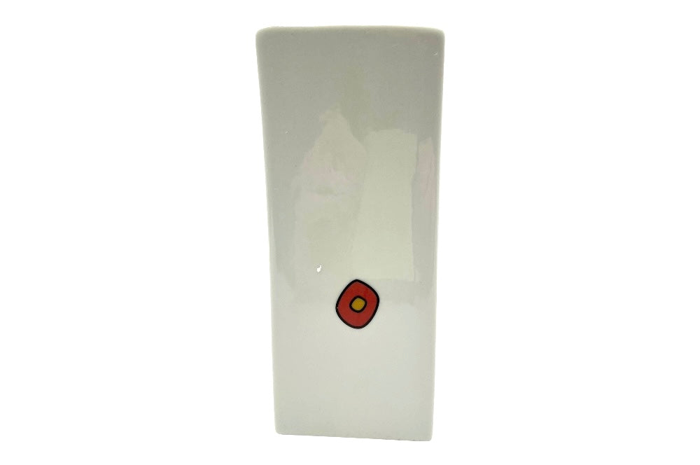 Kopfvase „Eleni“ aus weiß glänzendem Porzellan mit stilvollen farbigen Akzenten und einem kunstvoll gestalteten Gesicht im postmodernen Stil. Ansicht von hinten