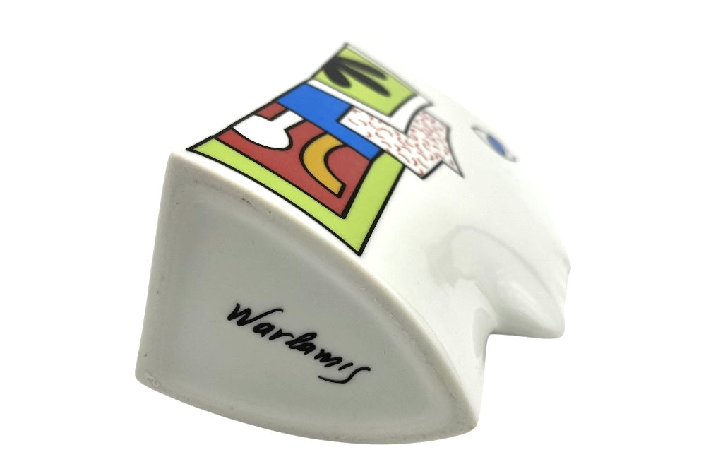 Kopfvase „Eleni“ aus weiß glänzendem Porzellan mit stilvollen farbigen Akzenten und einem kunstvoll gestalteten Gesicht im postmodernen Stil. Ansicht von unten auf die Signatur
