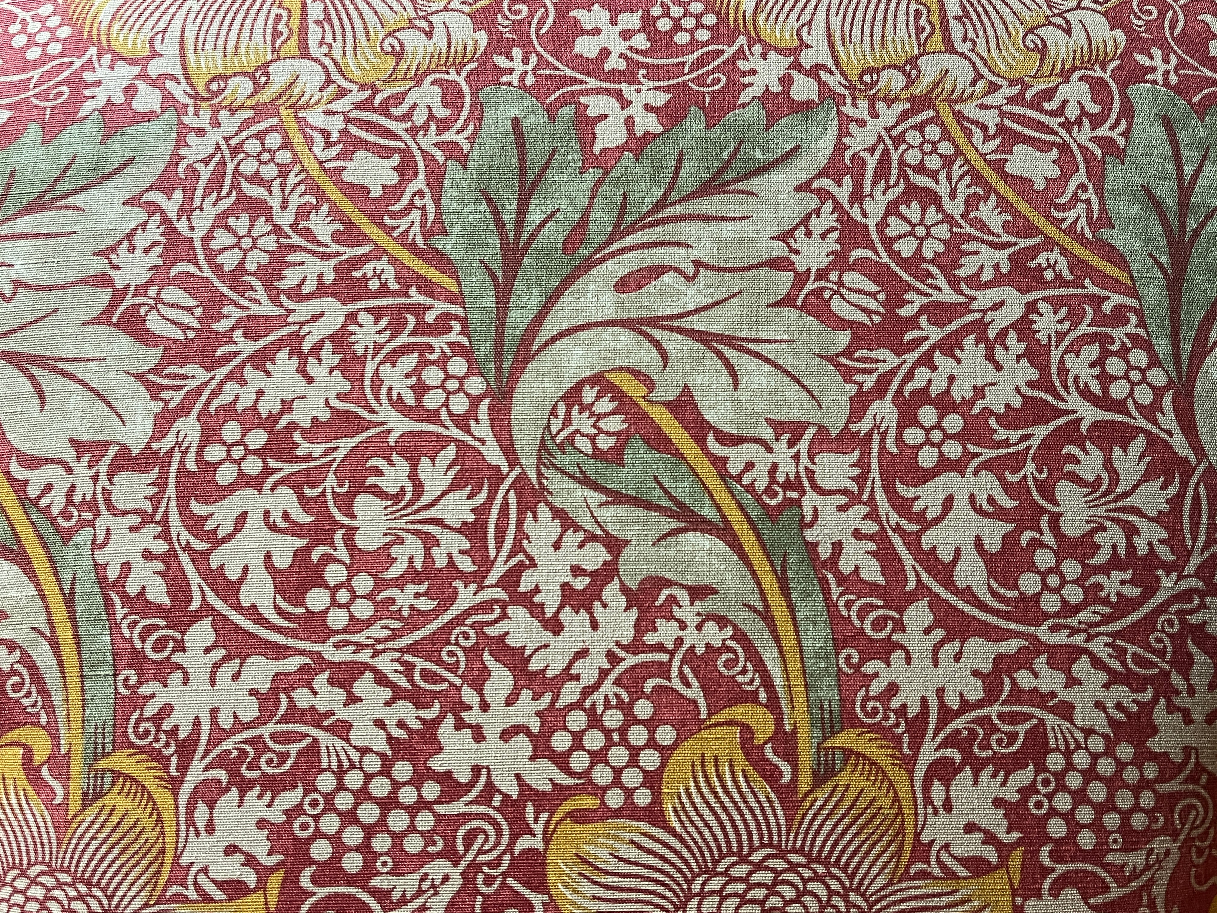 „Kennet“ Stoff von William Morris mit Sonnenblumen-, Blatt- und Weinrebenmotiv im Jugendstil.