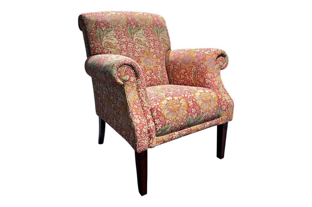 Eleganter Sessel mit hohem Rücken, Holzbeinen und „Kennet“-Bezug von William Morris mit Sonnenblumen-, Blatt- und Weinrebenmotiv im Jugendstil.