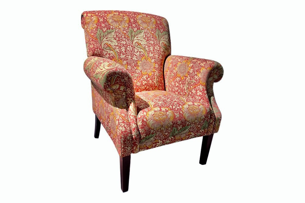Eleganter Sessel mit hohem Rücken, Holzbeinen und „Kennet“-Bezug von William Morris mit Sonnenblumen-, Blatt- und Weinrebenmotiv im Jugendstil.