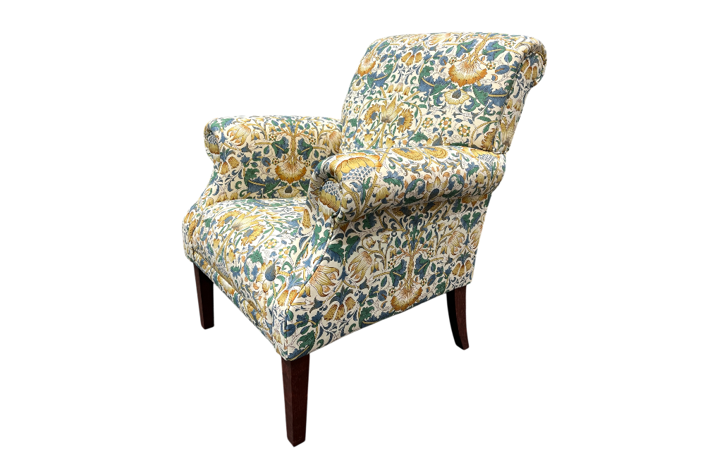 Der Morston Chair ist ein komfortabler Stuhl mit stabiler Holzstruktur, eleganten Beinen und einem florale Muster aus Blumen, Ranken und Blättern in erdigen Tönen wie Gold, Grün und Blau.
