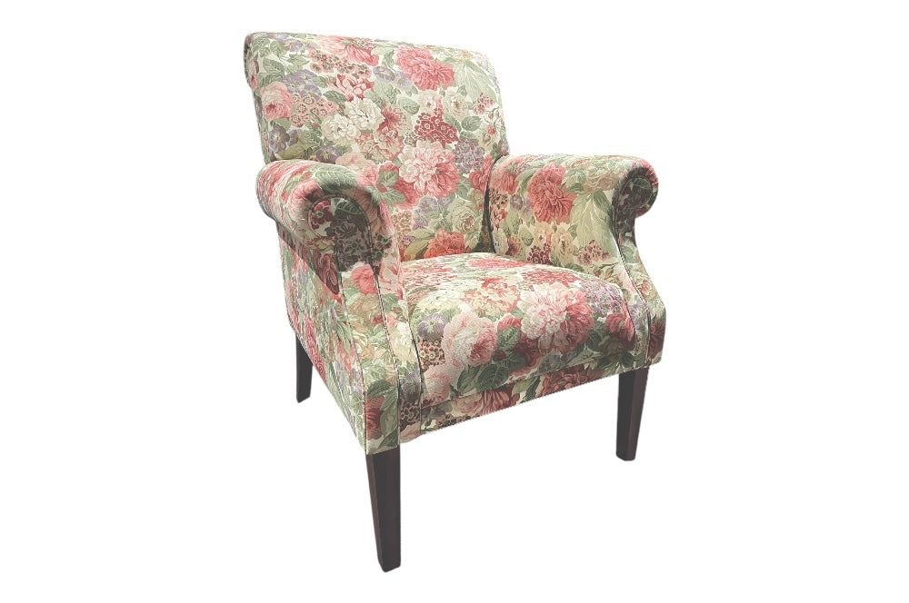 Klassischer Sessel mit floraler Polsterung in Sandersons „Rose & Peony“-Design, dunklen Holzbeinen und gepolsterten Rollarmen für eleganten Komfort. Ansicht seitlich