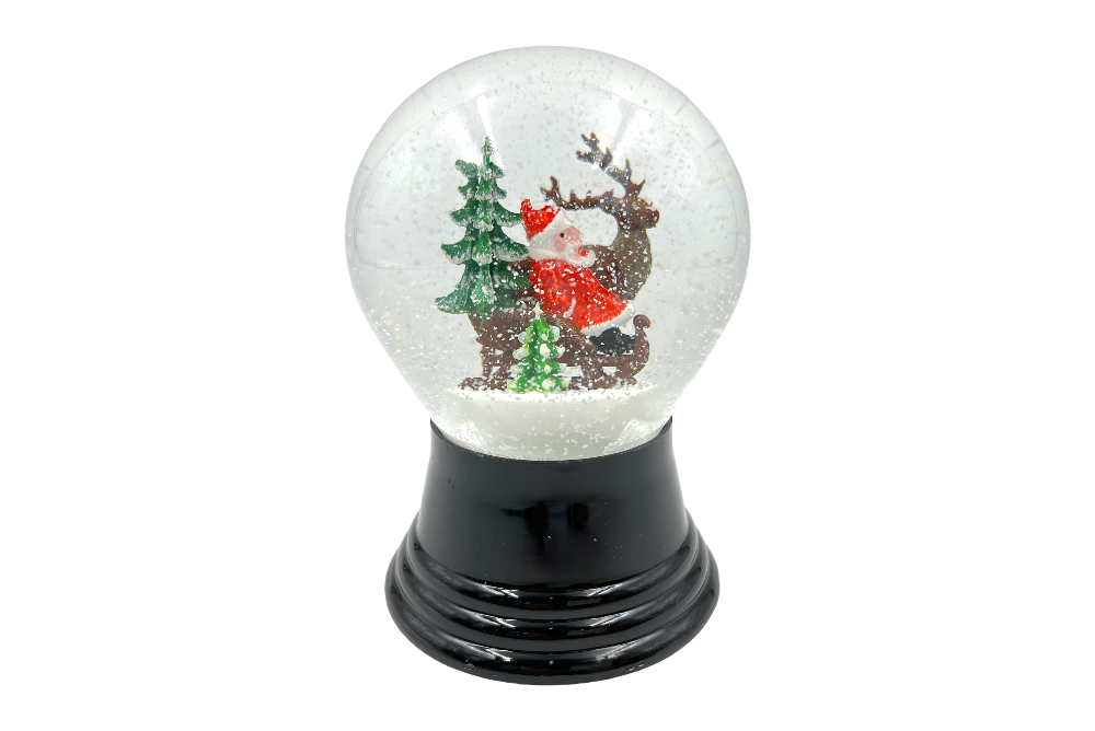 schneekugel mit weihnachtmann, renntier und tannenbäume