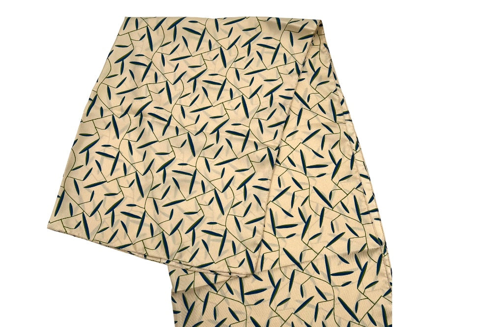 seidenschal mit dem Muster  Daphne, in beige, zusammengefaltet