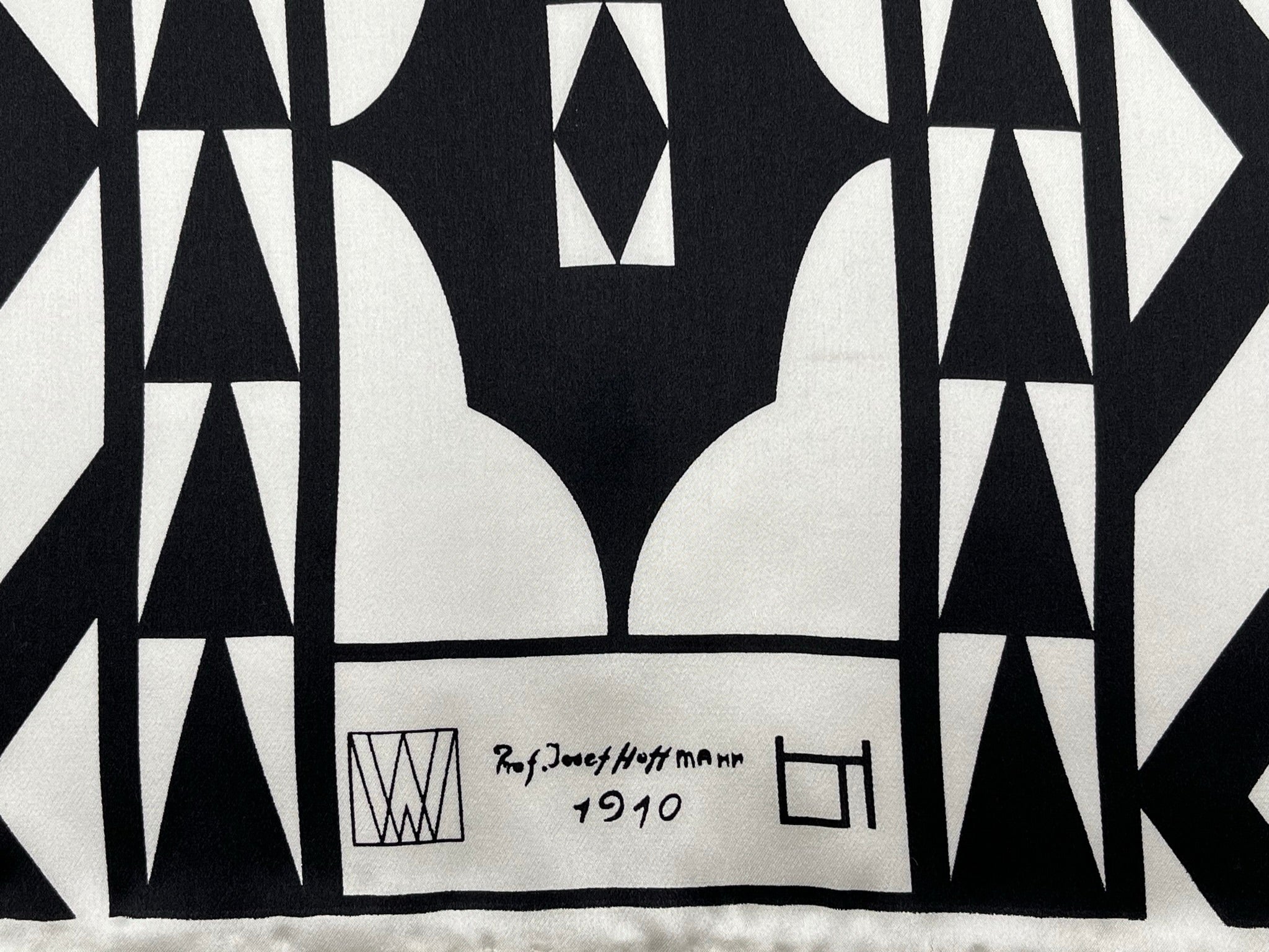 seidenschal hoffman in schwarz, detailansicht-unterschirft hoffmann