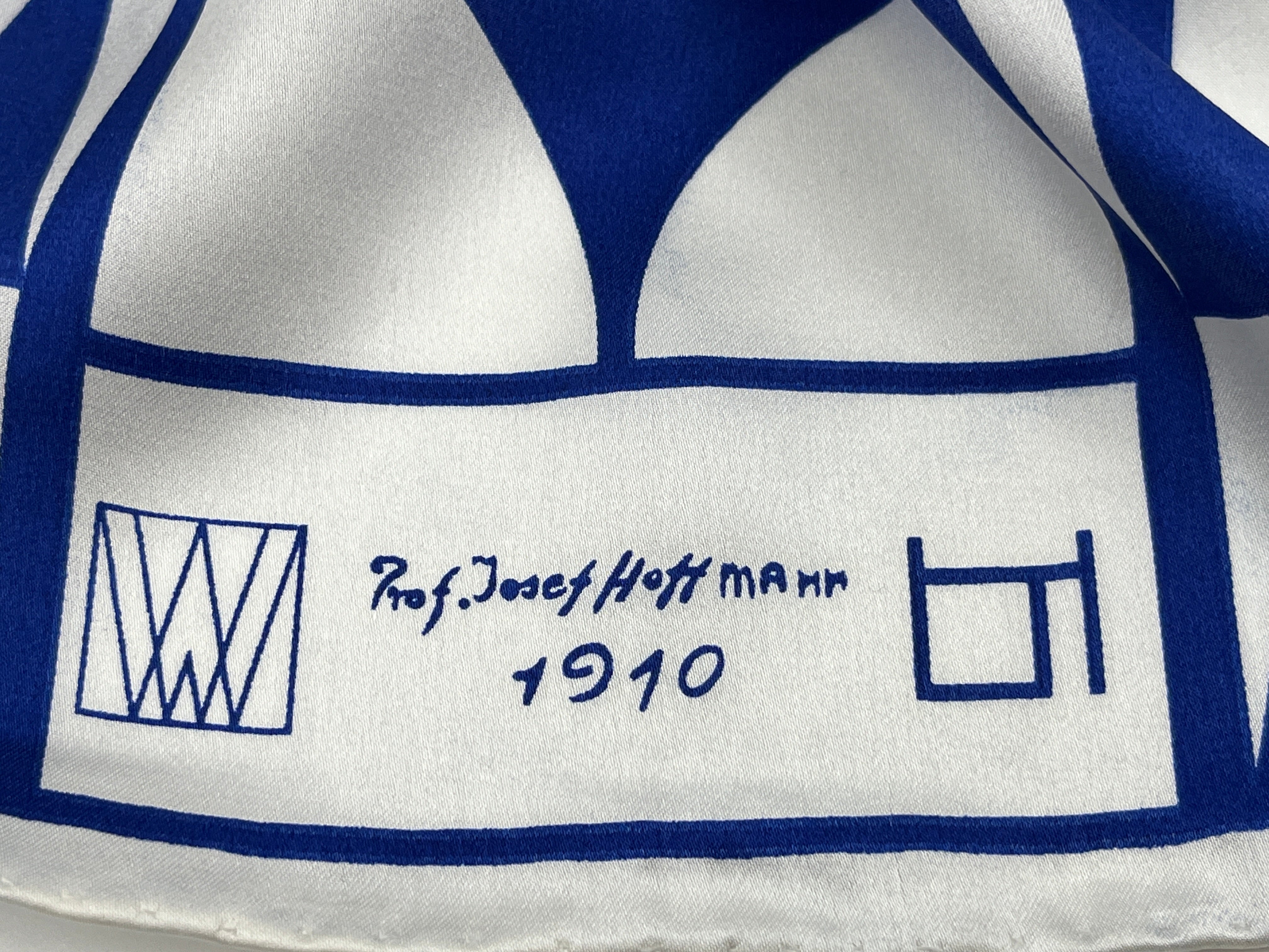 seidenschal hoffman in marineblau, detailansicht-signatur hoffmann