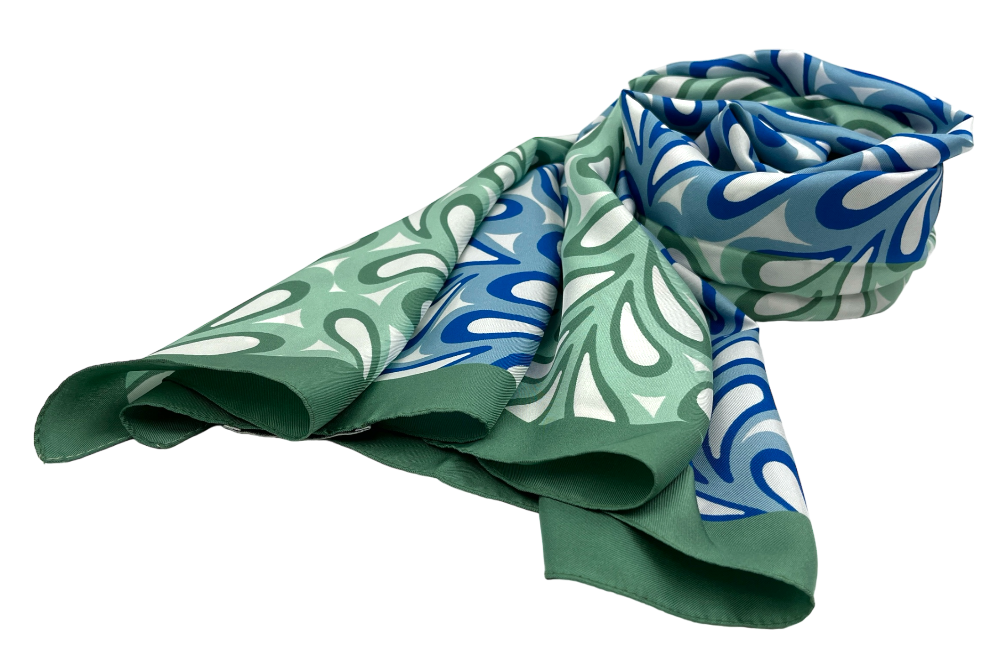 seidenschal ugo zovetti, blau grün, zusammengerollt