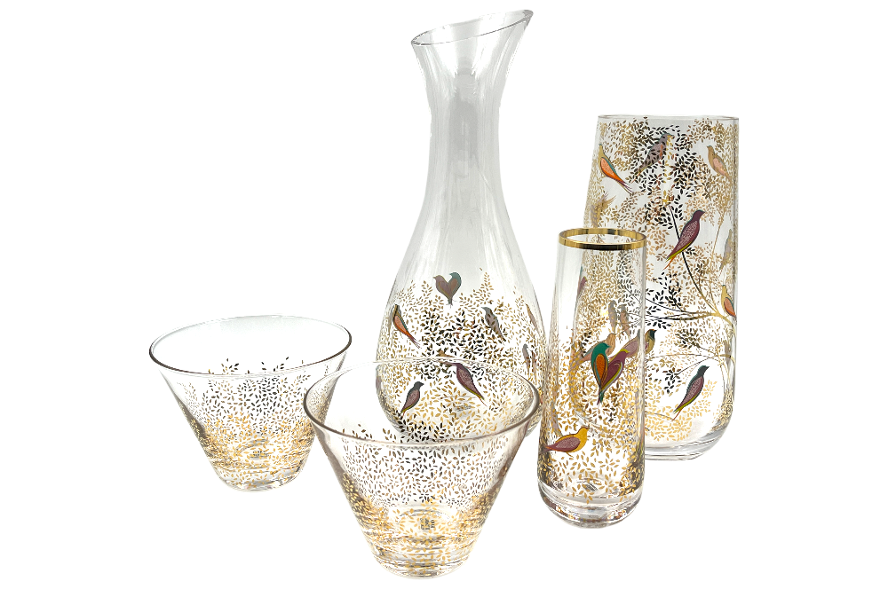 Sortiment Chelsea, Wasserkrug, Vasen, Gläser mit Goldmotiv, kleine Vögle auf zarten Ästen mit Blättern , Ansicht von der seite