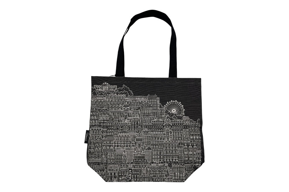 Die "Vienna Shopper" ist eine Tasche aus weicher, biologischer Baumwolle. Sie zeigt einen Aufdruck von Wien’s markanten Häusersilhouetten. Schwarz mit schwarzen Trageriehmen und weißen aufdruck