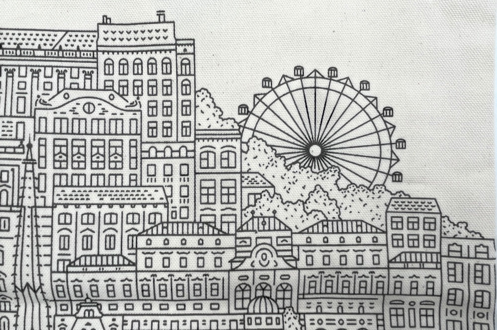 Die "Vienna Shopper" ist eine Tasche aus weicher, biologischer Baumwolle. Sie zeigt einen Aufdruck von Wien’s markanten Häusersilhouetten. Detailansicht mit Riesenrad