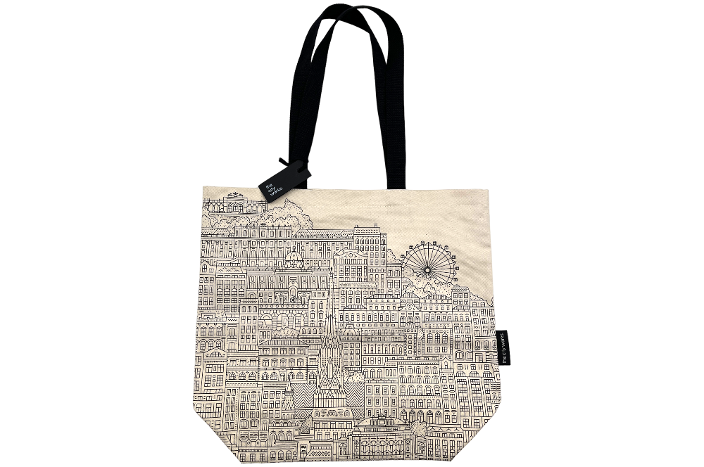 Die "Vienna Shopper" ist eine Tasche aus weicher, biologischer Baumwolle. Sie zeigt einen Aufdruck von Wien’s markanten Häusersilhouetten. Beige mit schwarzen Trageriehmen