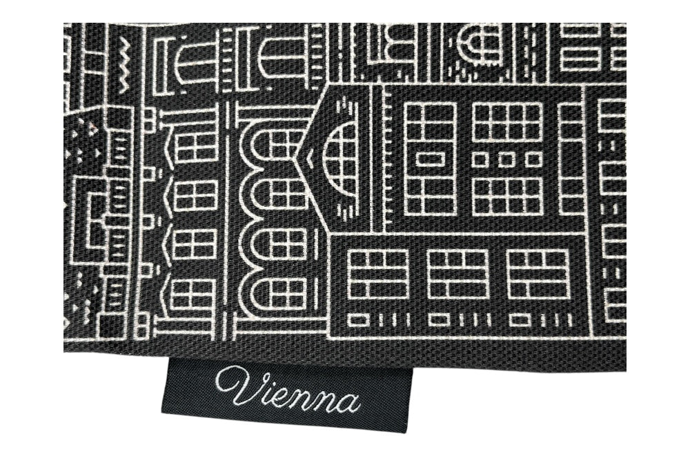 Die "Vienna Shopper" ist eine Tasche aus weicher, biologischer Baumwolle. Sie zeigt einen Aufdruck von Wien’s markanten Häusersilhouetten. Scharz, Ansicht Logo Vienna