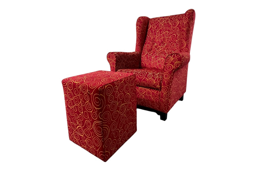 Der Lounge Chair Slater ist ein eleganter Sessel mit dunkelbraunen Birkenfüßen und einem roten Trevira CS®-Stoffbezug, verziert mit goldfarbenen arabesken Motiven im Stil von Gustav Klimt mit dazu passendem Hocker