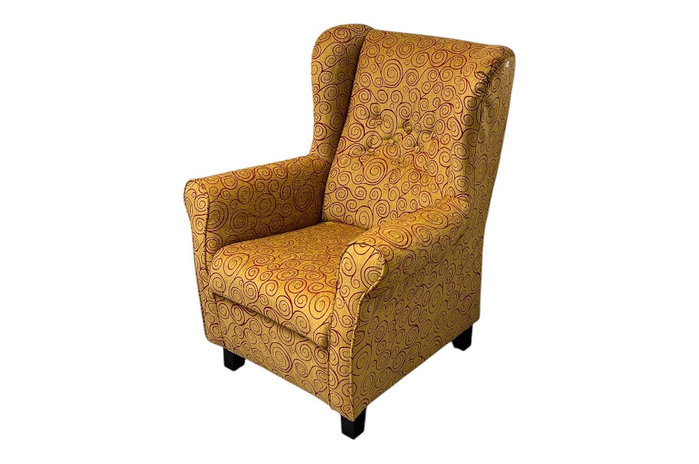 Eleganter Sessel mit hoher Rückenlehne, goldfarbenem Stoff mit roten Arabesken und dunkelbraunen Birkenholzfüßen, inspiriert von Gustav Klimts Stil.