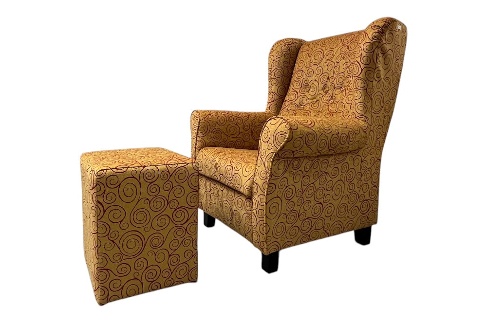 Hocker mit goldenem Stoffbezug und roten ornamentalen Arabesken, inspiriert von Gustav Klimts Stil. Passend zum Lounge Chair Gustav.