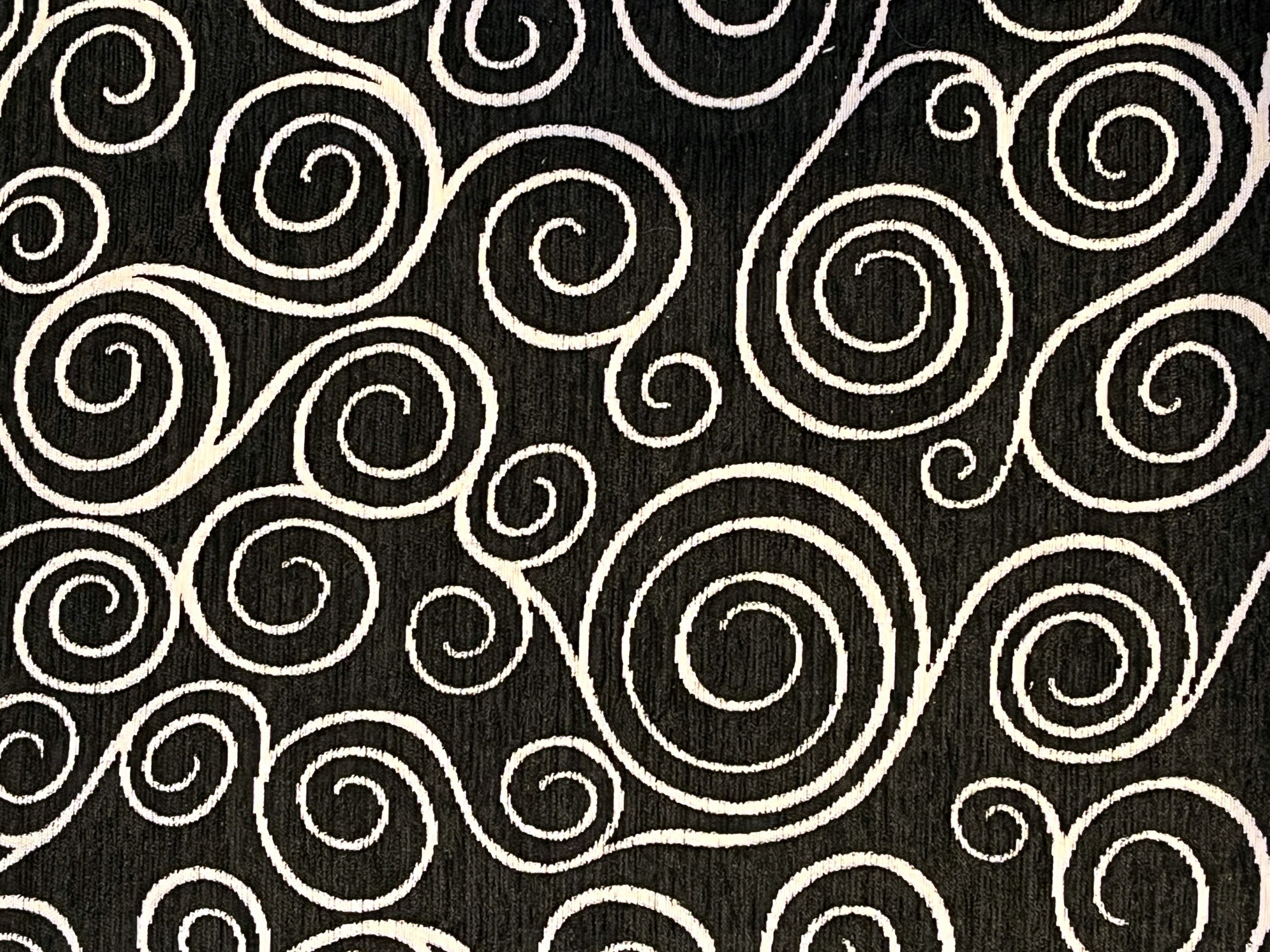 schwarzem Stoff mit weißen Arabesken. Inspiriert von Gustav Klimt.