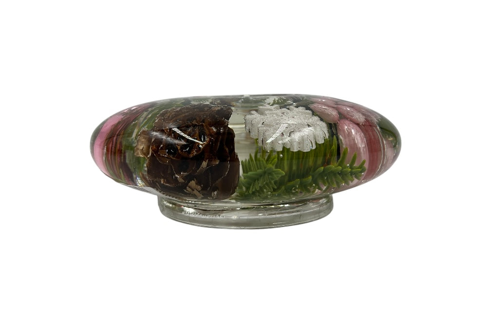 Teelichthalter aus Glas, mit rosa Perlen, rosa weihnachkugeln, Fichtenzapfen,grünen Zweigen und weißen Schneesternen gefüllt. Ansicht Seite