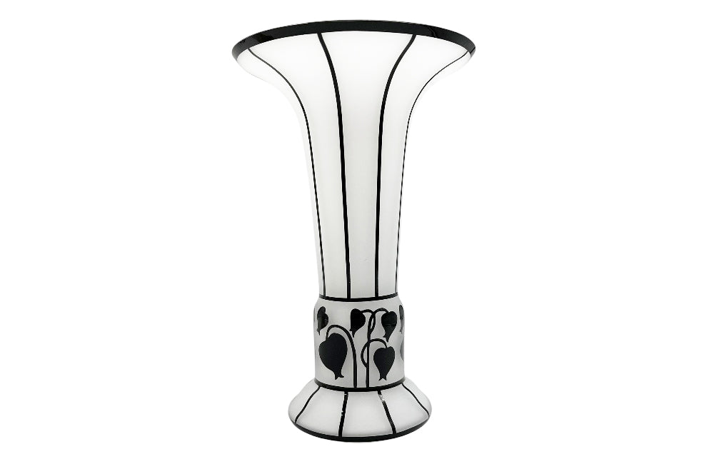 Vase Bolek im Jugesntil Design, Transparent schwarz,  Dekor mit vertikalen Rippen und umlaufendem Band mit Blattranken, Ansicht: Gesamt von leicht unten
