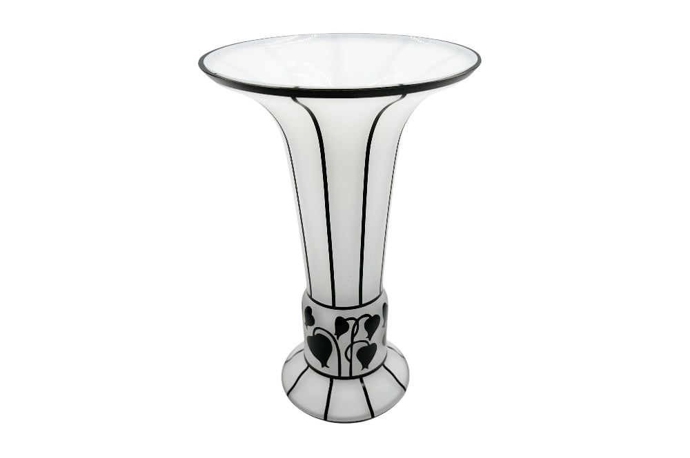 Vase Bolek im Jugesntil Design, Transparent schwarz,  Dekor mit vertikalen Rippen und umlaufendem Band mit Blattranken, Ansicht: von rechts oben