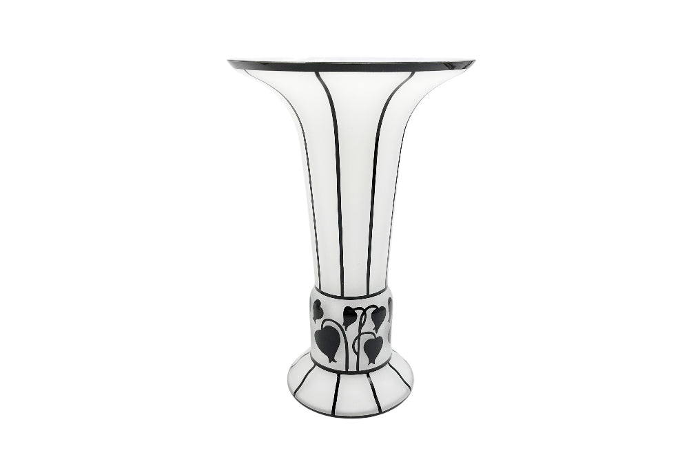 Vase Bolek im Jugesntil Design, Transparent schwarz,  Dekor mit vertikalen Rippen und umlaufendem Band mit Blattranken, Ansicht: Gesamt