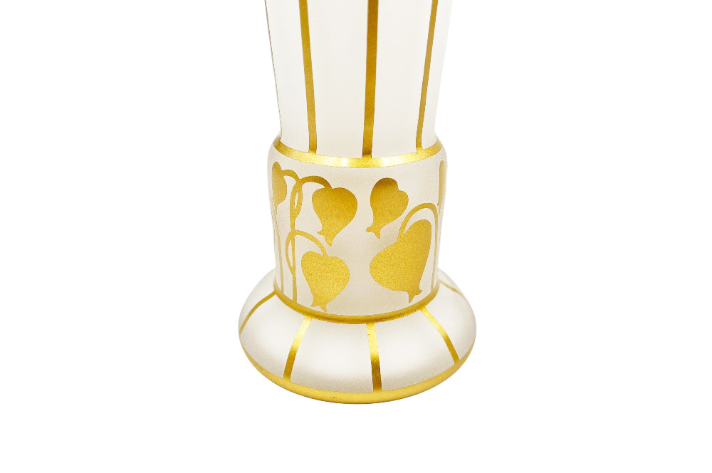 vase Bolek, mit Bemalung in gold matt, jugendstilornament nach Josef Hoffmann, feine Goldlinien, Blätter., Form ist Tropentenförmig, Detailansicht
