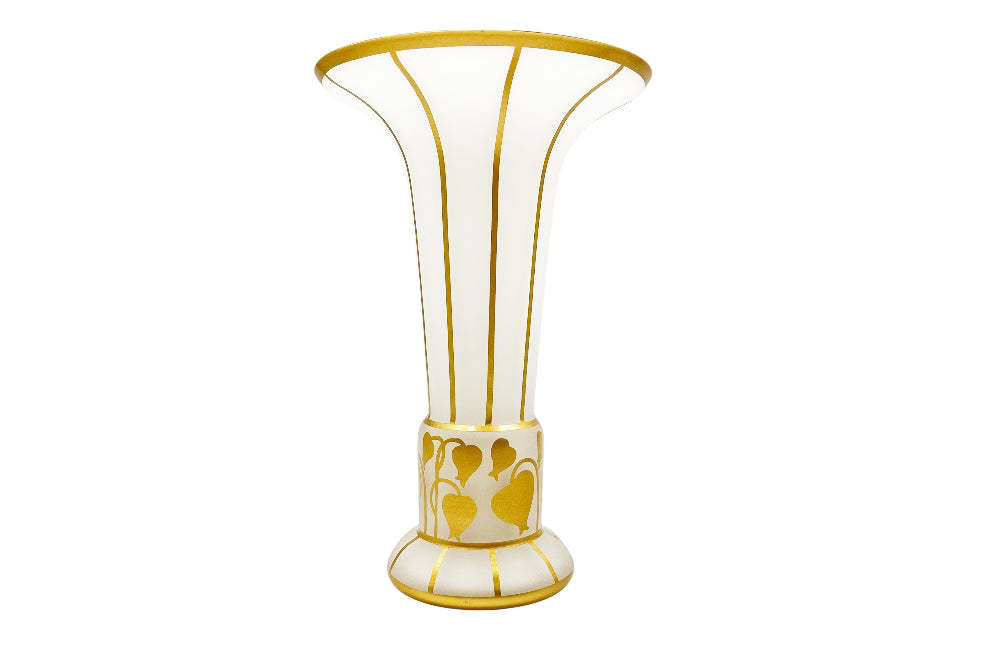 vase Bolek, mit Bemalung in gold matt, jugendstilornament nach Josef Hoffmann, feine Goldlinien, Blätter., Form ist Tropentenförmig, ganze anischt