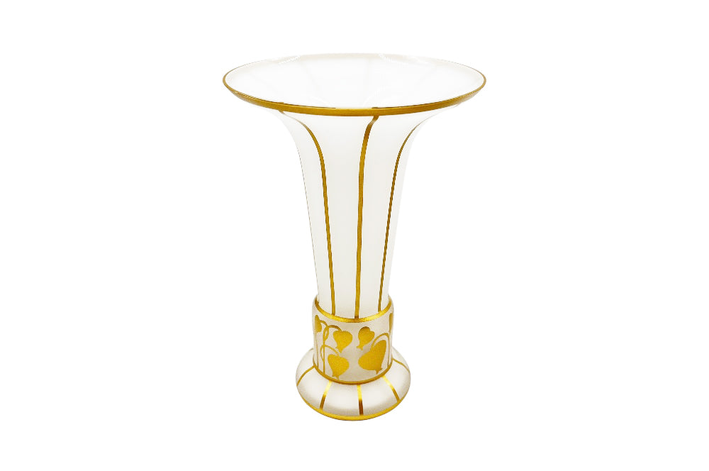 vase Bolek, mit Bemalung in gold matt, jugendstilornament nach Josef Hoffmann, feine Goldlinien, Blätter., Form ist Tropentenförmig, Ansicht von oben