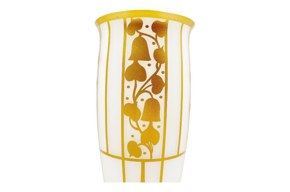 Vase Glockenblume in mattgold, Design von Josef Hoffmann nachempfunden, mit dezenter Bemalung, Linien, Glocken und Blätter, Ansicht Detail Goldornament