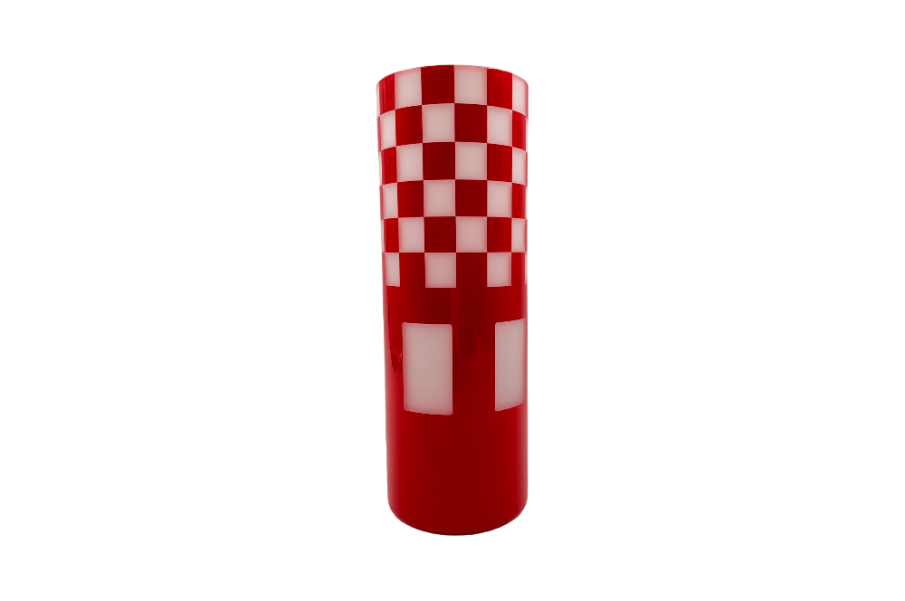 Vase Wiener Werkstätte "Sika" aus Opalglas mit roten geometirschen Designelementen, Ansicht ganze Vase