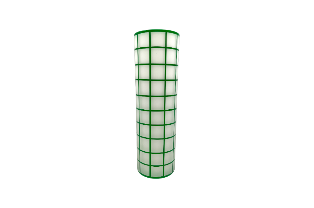 Jugenstil vase nach Josef hoffmann, Zylinderförmig. Diese Replik besticht durch ihr dünnes weißes Opalglas in Kombination mit Kristallglas und grünen Dekor. Quadrate. Ansicht ganze vase