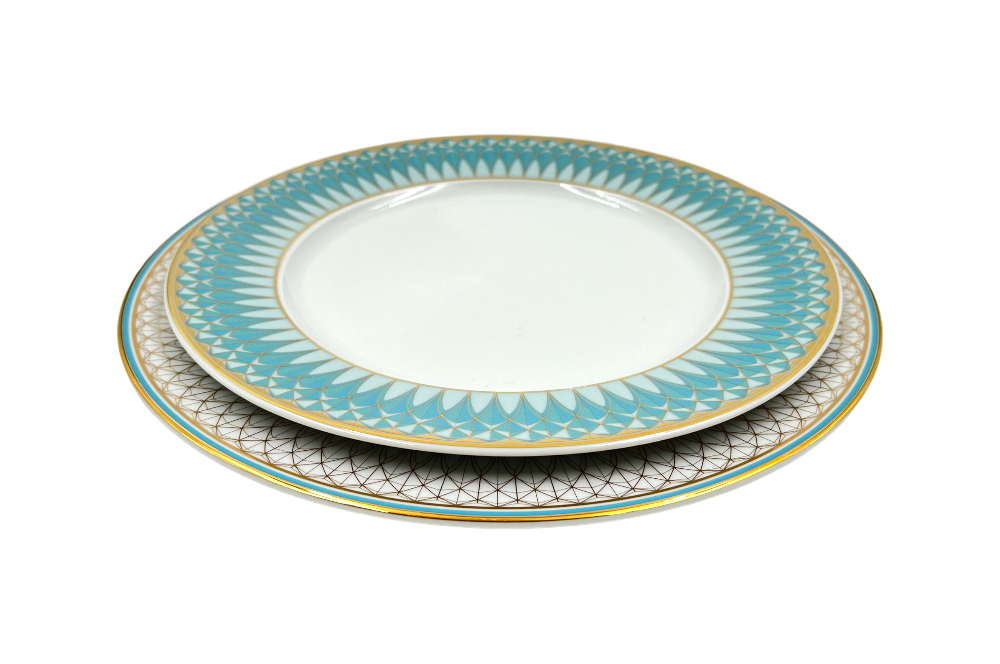 VERONA Speiseteller mit Platzteller mit goldenen und türkisen geometischen Design, Ansicht schräg von der Seite