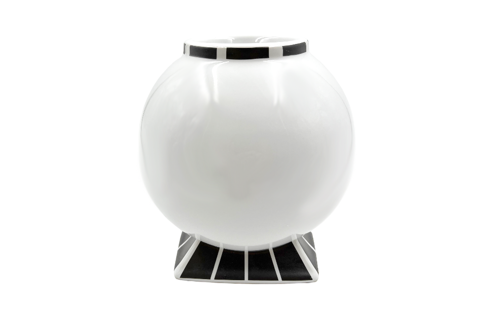 Vase im Stilde des jugenstils, in weiß mit dezenten schwarzen designelementen am Rand und am Socke, Ansicht ovn der seite