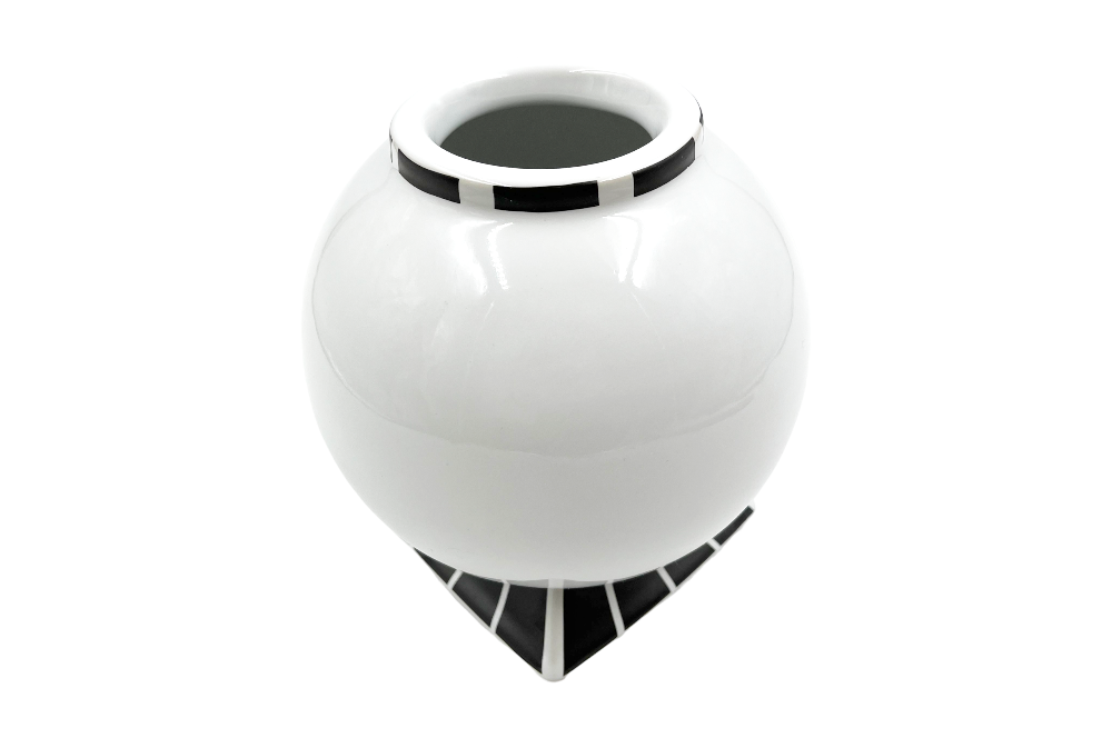 Vase im Stilde des jugenstils, in weiß mit dezenten schwarzen designelementen am Rand und am Socke, Ansicht ovn der seite
