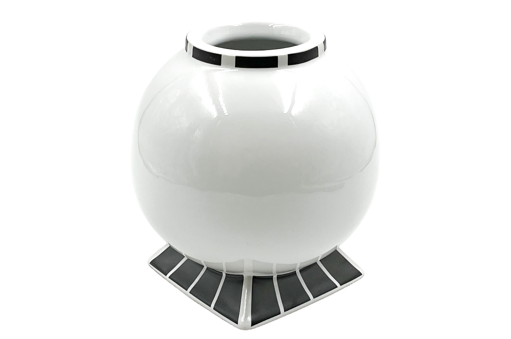 Vase im Stilde des jugenstils, in weiß mit dezenten schwarzen designelementen am Rand und am Socke, Ansicht von der seite oben