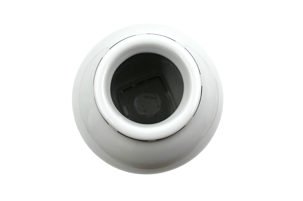 Vase im Stilde des jugenstils, in weiß mit dezenten schwarzen designelementen am Rand und am Socke, Ansichtvon oben