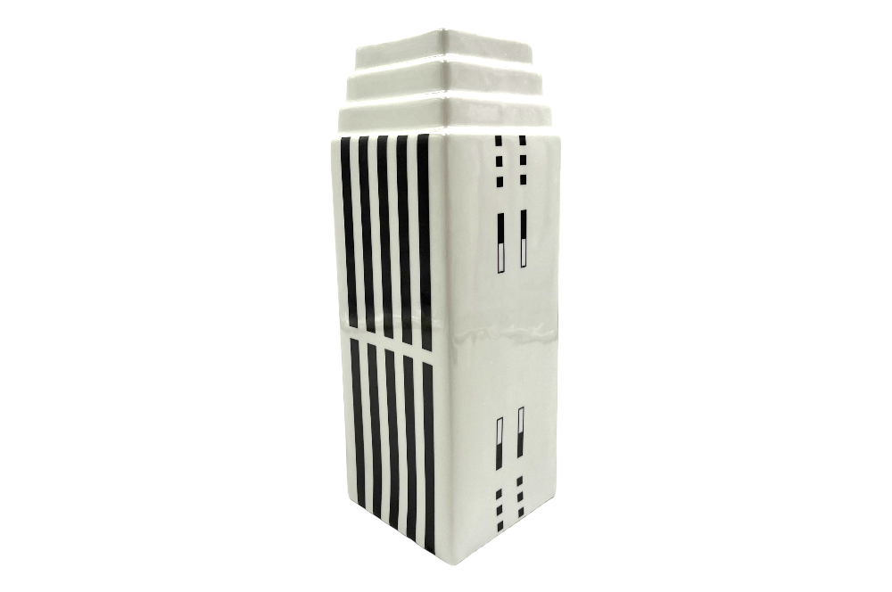 weiße Keramikvasen "Skyscraper" in Wolkenkratzerform mit schwarzem geometrischem Dekor. seitlich