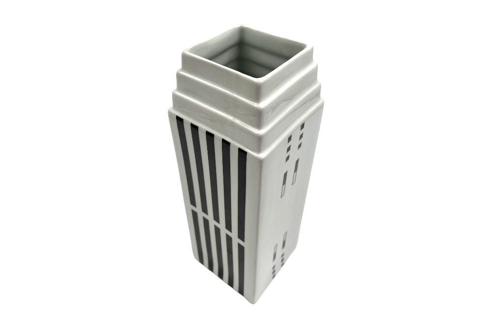 weiße Keramikvasen "Skyscraper" in Wolkenkratzerform mit schwarzem geometrischem Dekor, seitlich von oben