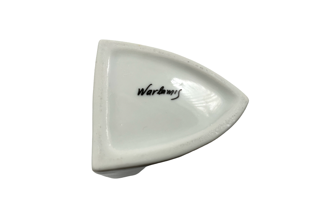 Postmoderne Gesichtsvase "Eleni" aus weiß glasiertem Porzellan, Ansicht von unten mit Logo
