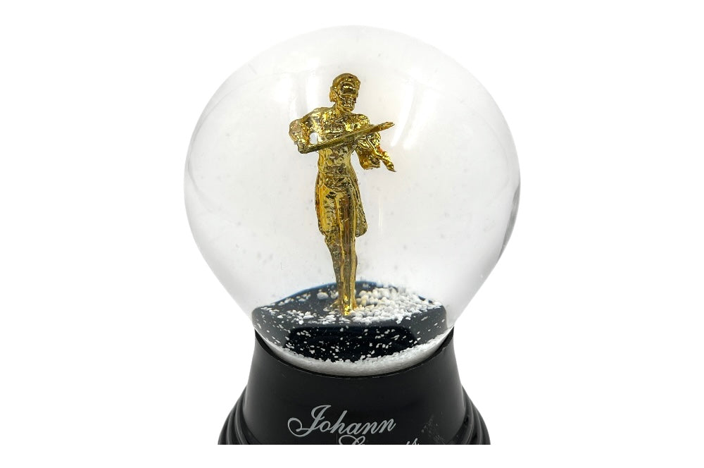 Diese handgefertigte Schneekugel zeigt Johann Strauss in goldener Pracht beim Geigenspiel. Deetailansicht