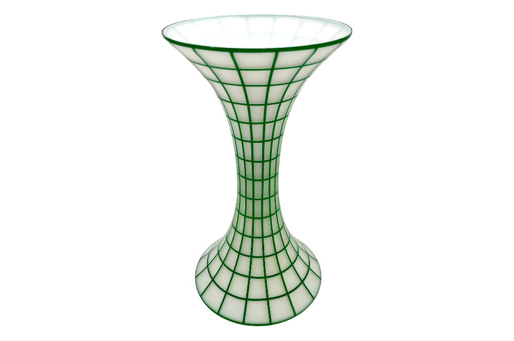 Jugenstilvase aus weißes Opalglas in Kombination mit Kristallglas undgrünem Dekor, ansicht ganze Vase