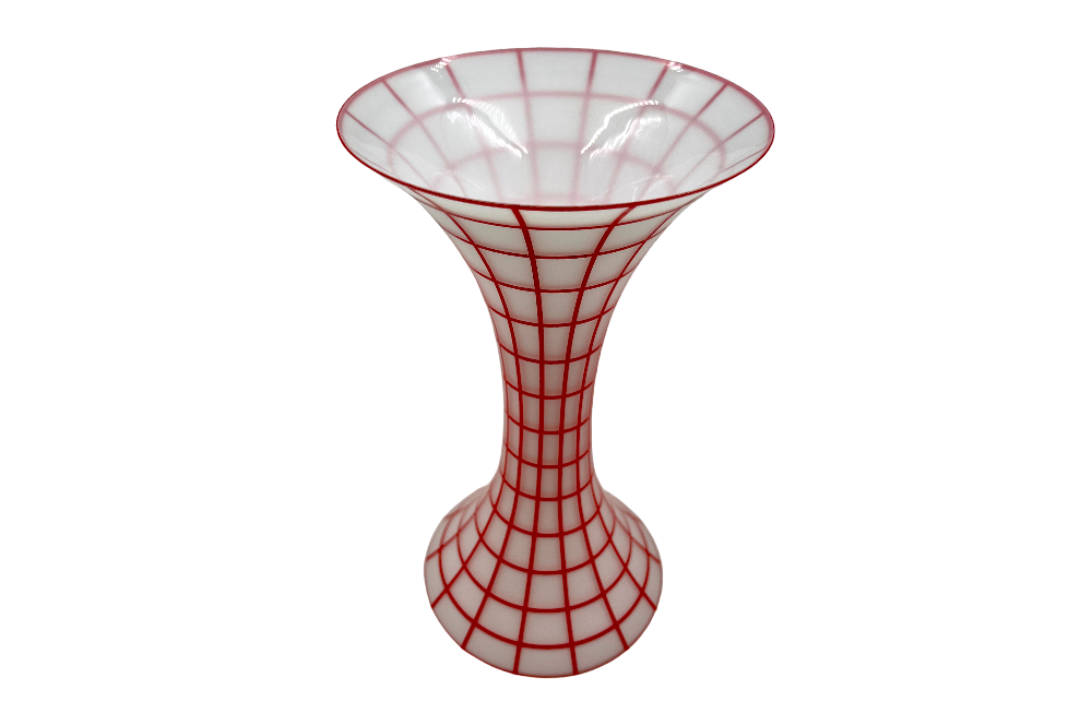 Jugenstilvase aus weißes Opalglas in Kombination mit Kristallglas und roten Dekor, kreuzende linien, ansicht ganze vase, seitlich von oben