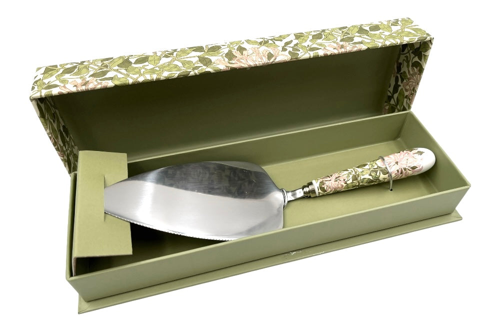 Tortenheber, der Griff ist mit einem Design von William Morris gestaltet. Ansicht in der Geschenksverpackung